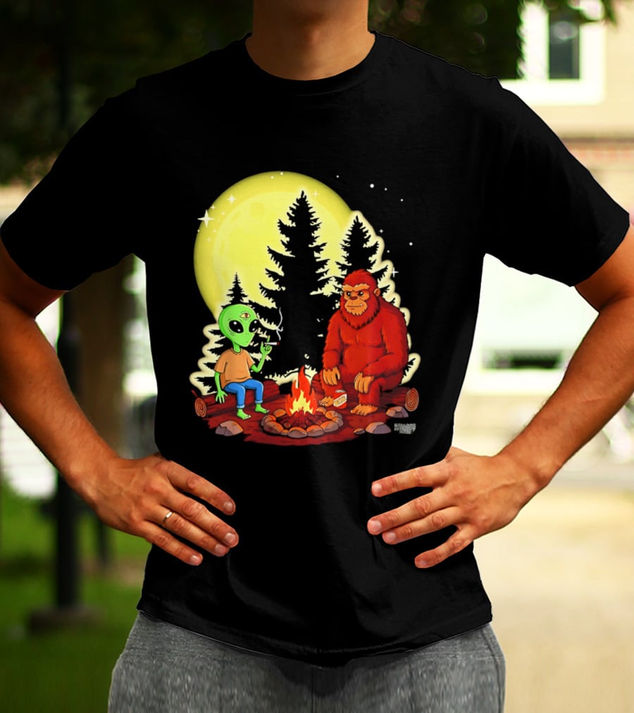 Bigfoot And Alien Campfire Night Under Full Moon T-Shirt