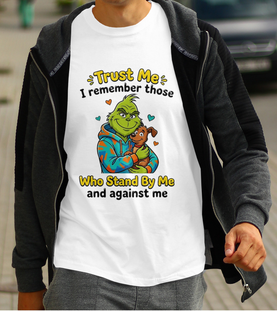 Trust Me I Remember Those Who Stand By Me And Against Me Grinch Hugging Dog T-Shirt