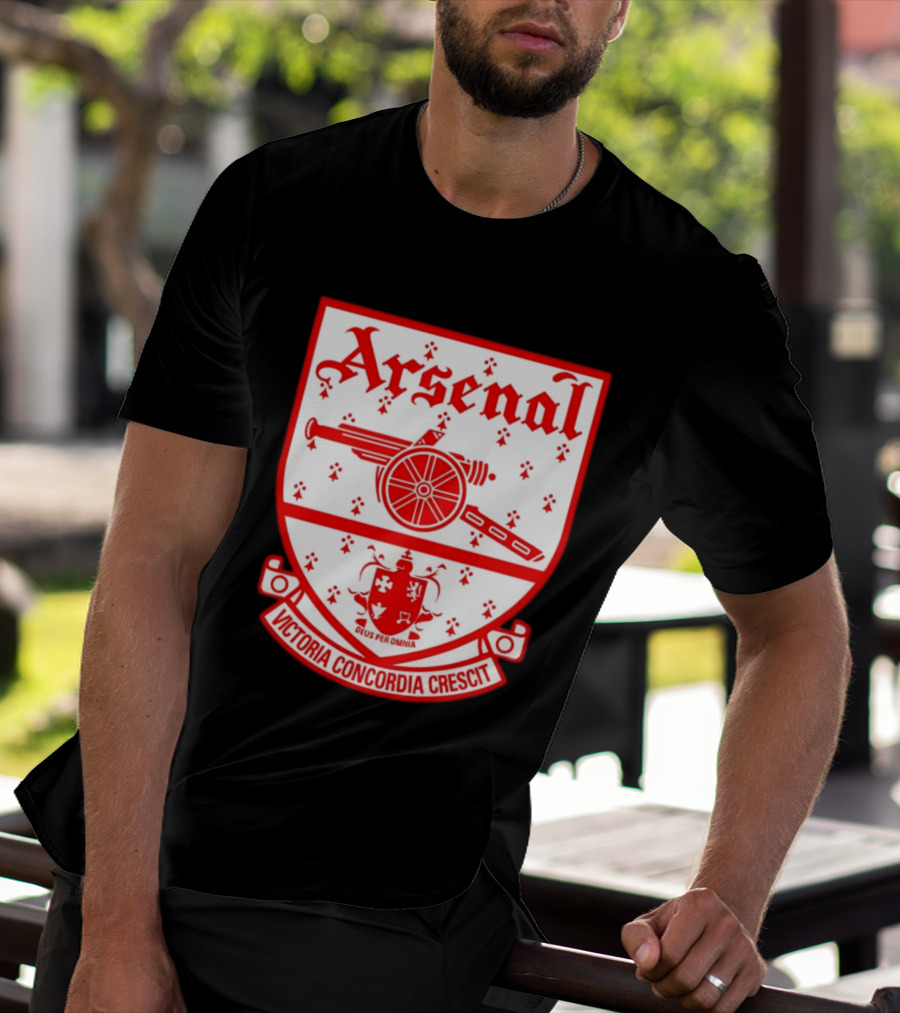 Arsenal FC Crest Deus Per Omnia Victoria Concordia Crescit T-Shirt