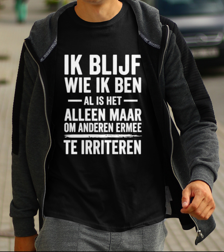 Ik Blijf Wie Ik Ben Al Is Het Alleen Maar Om Anderen Ermee Te Irriteren T-Shirt