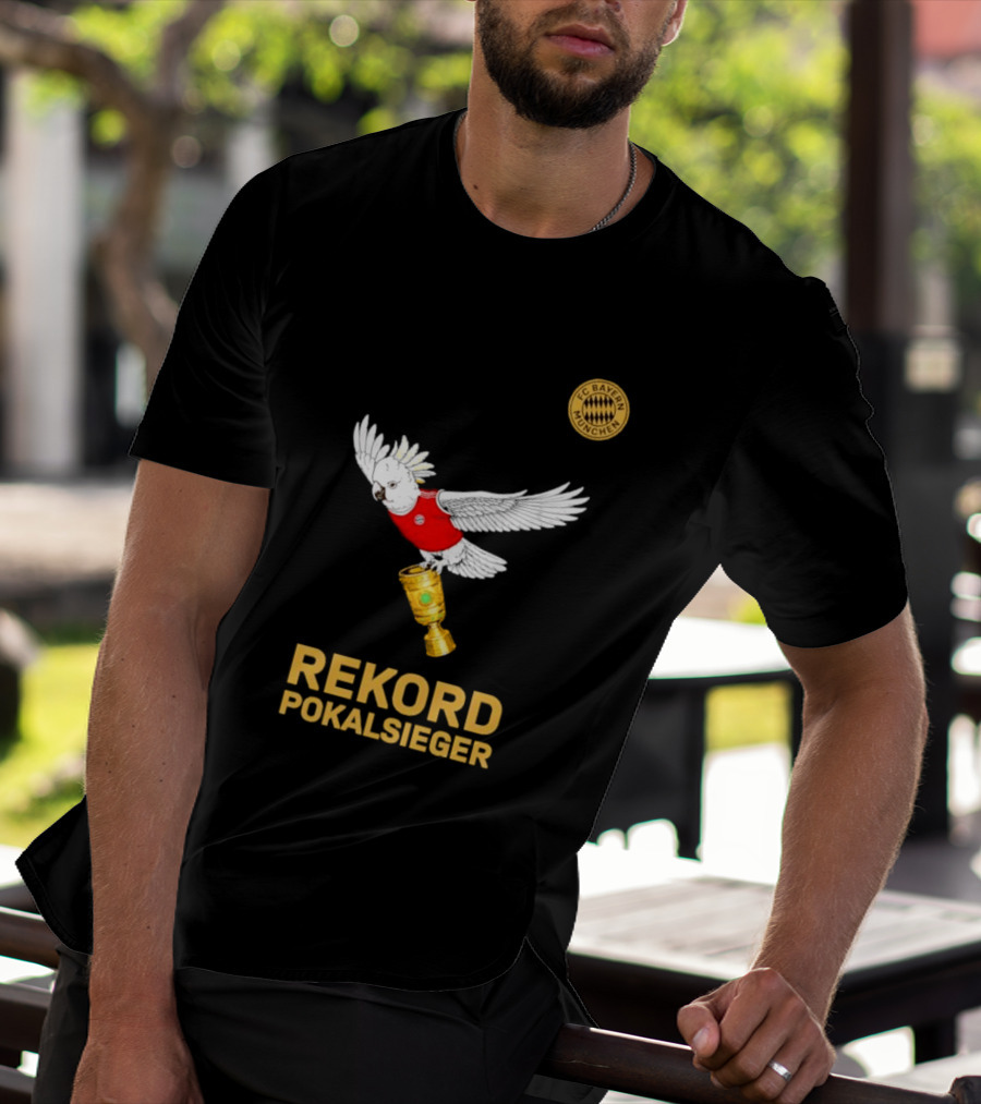 FC Bayern Munchen Rekord Pokalsieger Cockatoo With Trophy T-Shirt