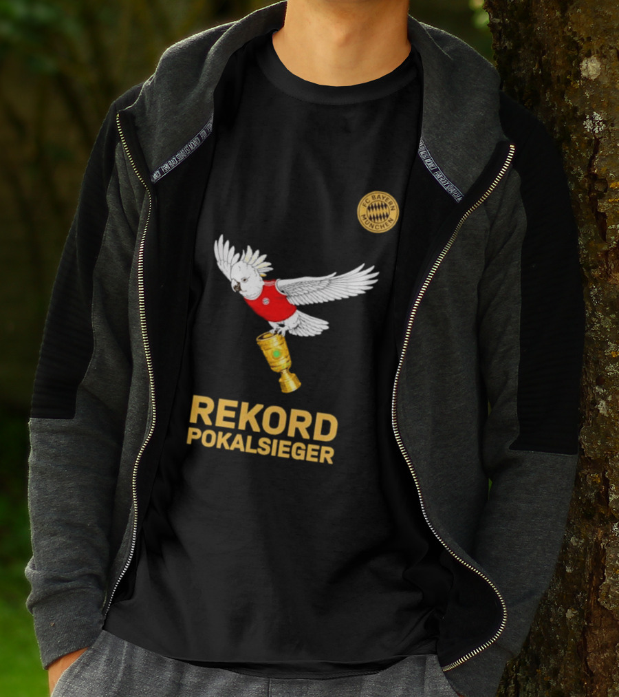 FC Bayern Munchen Rekord Pokalsieger Cockatoo With Trophy T-Shirt