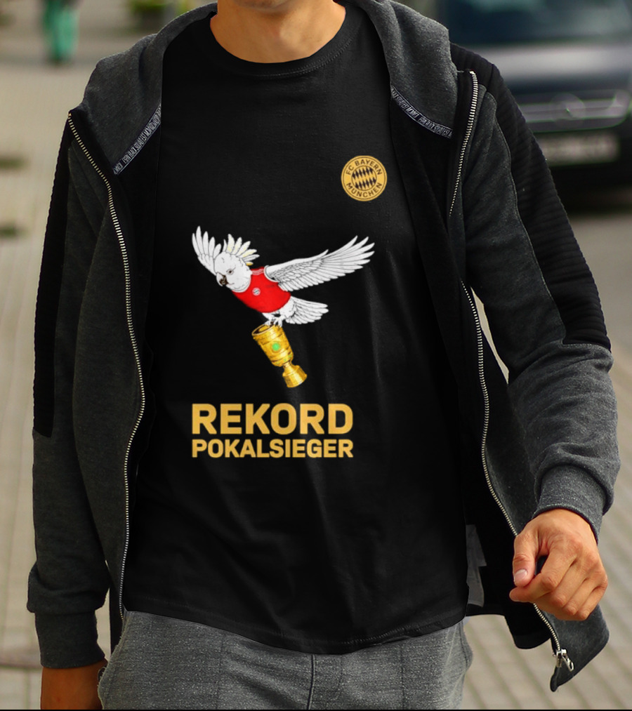 FC Bayern Munchen Rekord Pokalsieger Cockatoo With Trophy T-Shirt