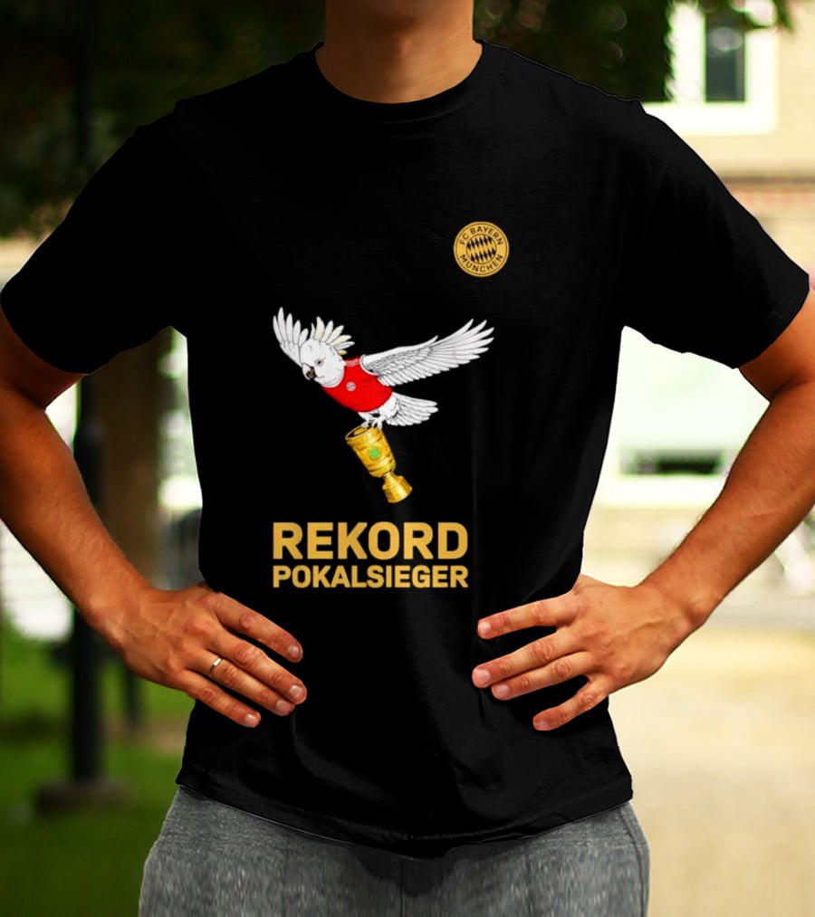 FC Bayern Munchen Rekord Pokalsieger Cockatoo With Trophy T-Shirt