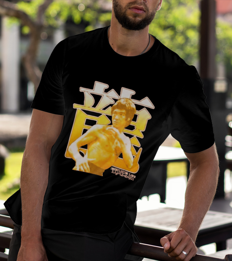 Bruce Lee Iconic Martial Arts Pose Chinese Characters T-Shirt