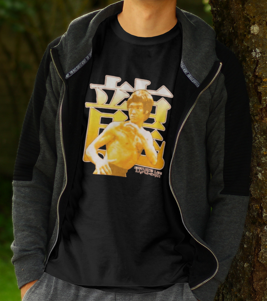 Bruce Lee Iconic Martial Arts Pose Chinese Characters T-Shirt