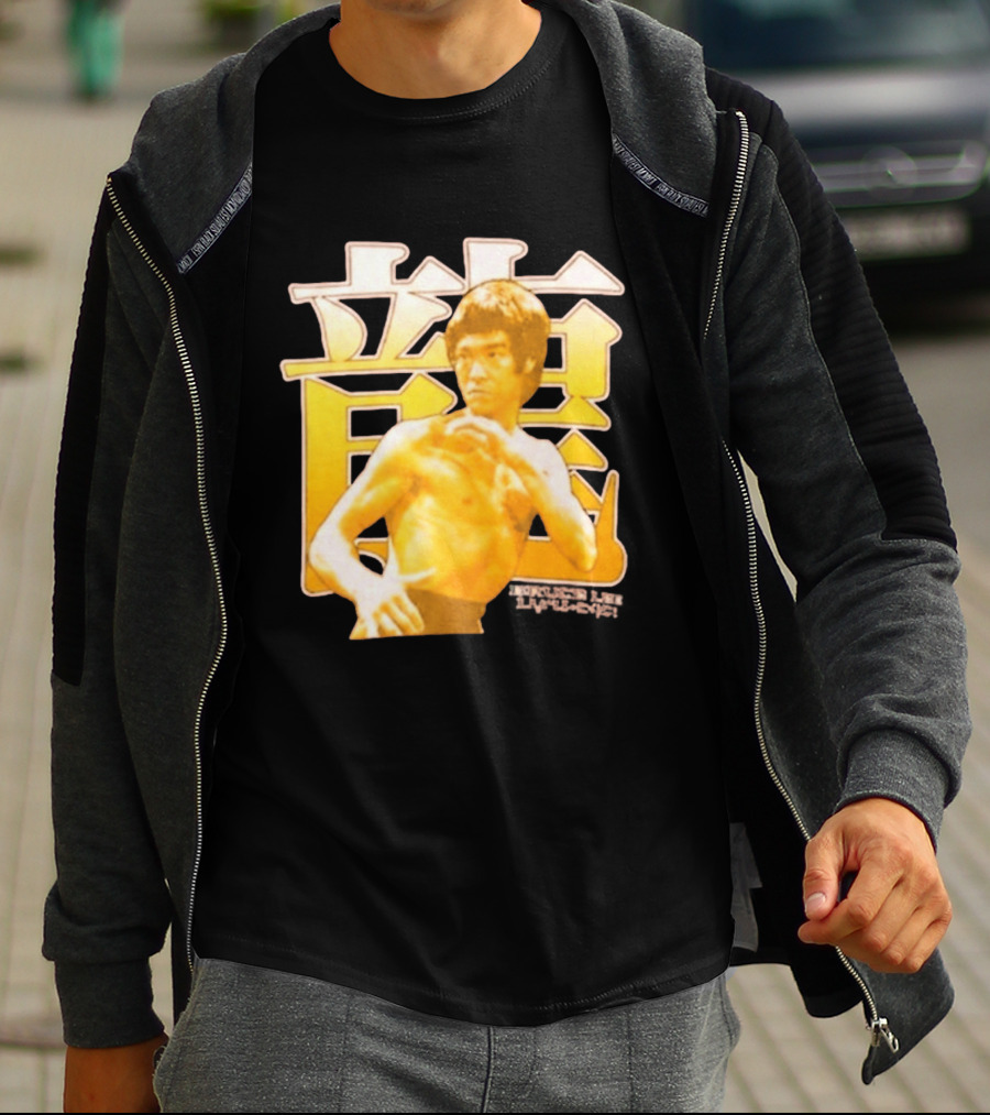 Bruce Lee Iconic Martial Arts Pose Chinese Characters T-Shirt