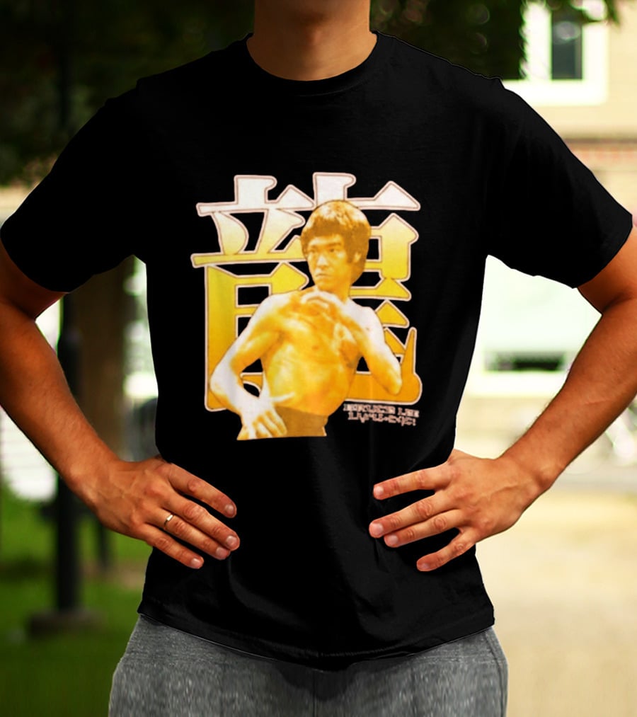 Bruce Lee Iconic Martial Arts Pose Chinese Characters T-Shirt