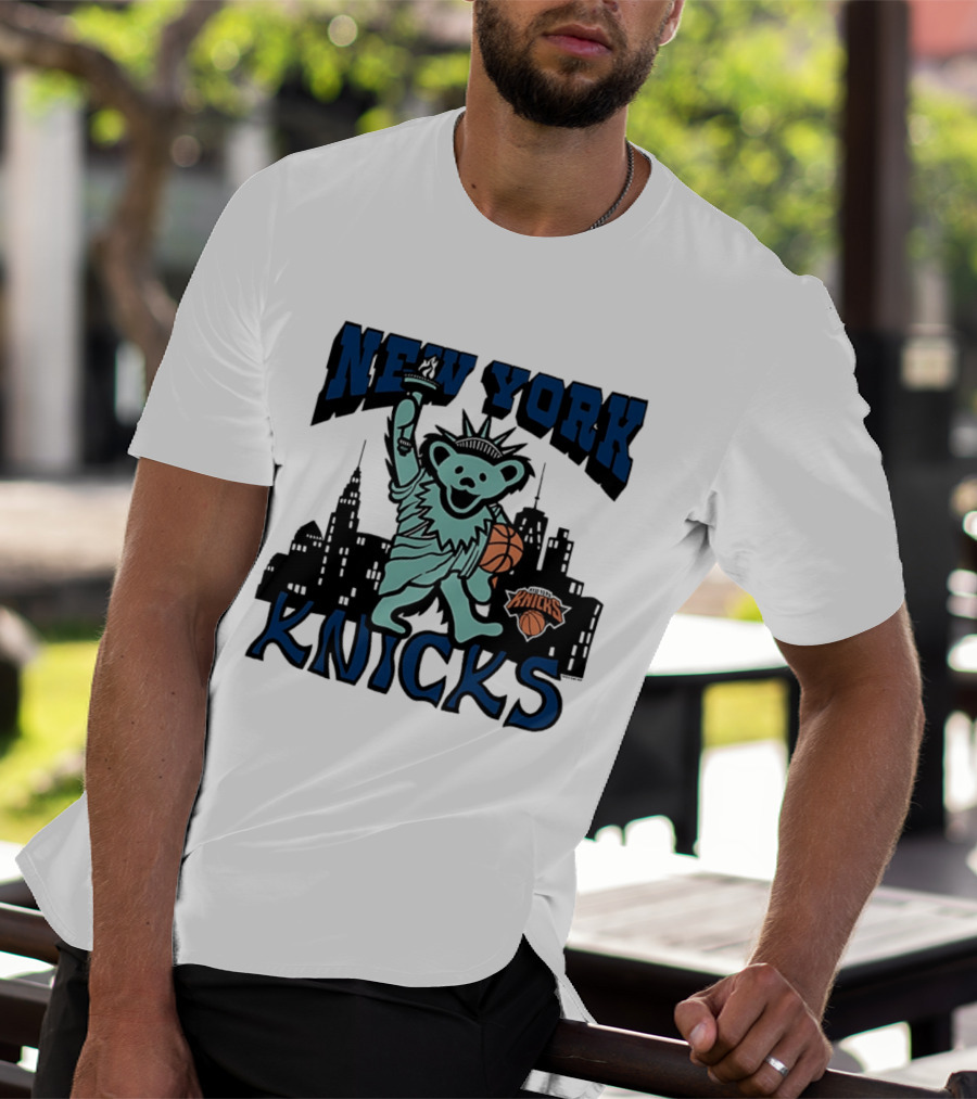 New York Knicks Bear Statue Of Liberty Basketball Skyline T-Shirt