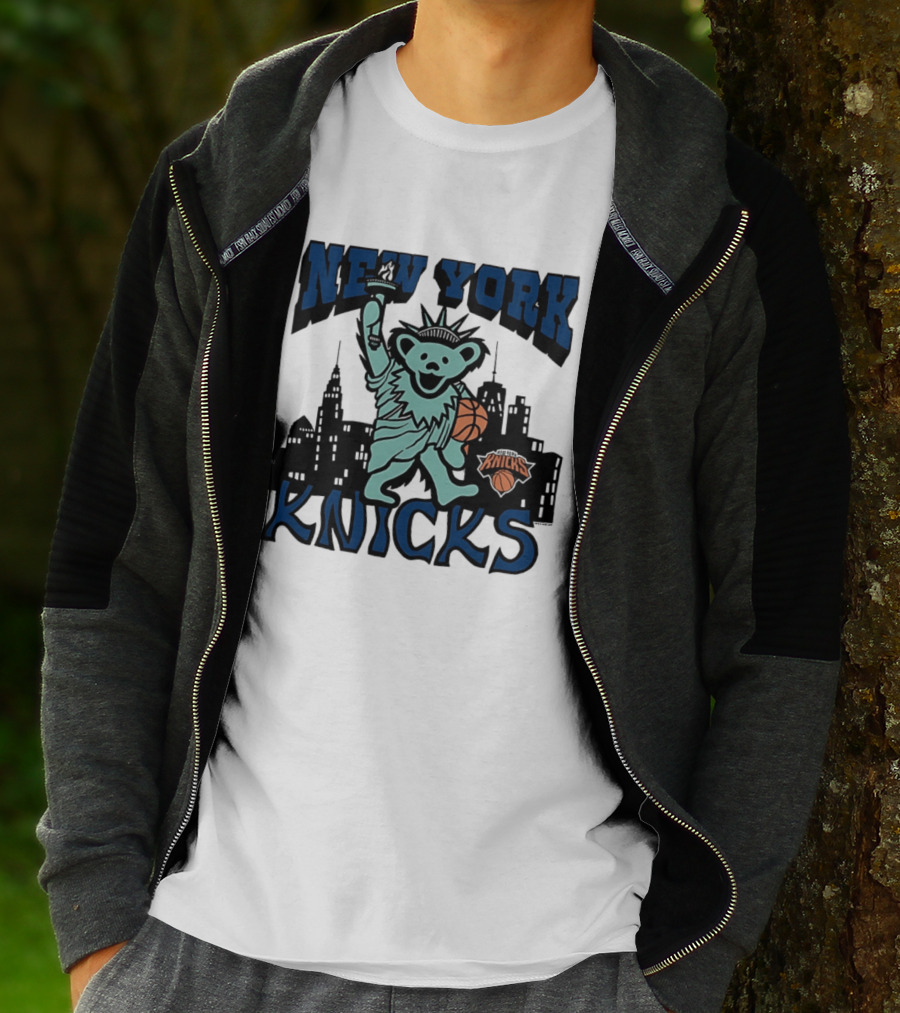 New York Knicks Bear Statue Of Liberty Basketball Skyline T-Shirt