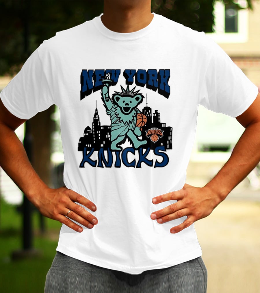 New York Knicks Bear Statue Of Liberty Basketball Skyline T-Shirt