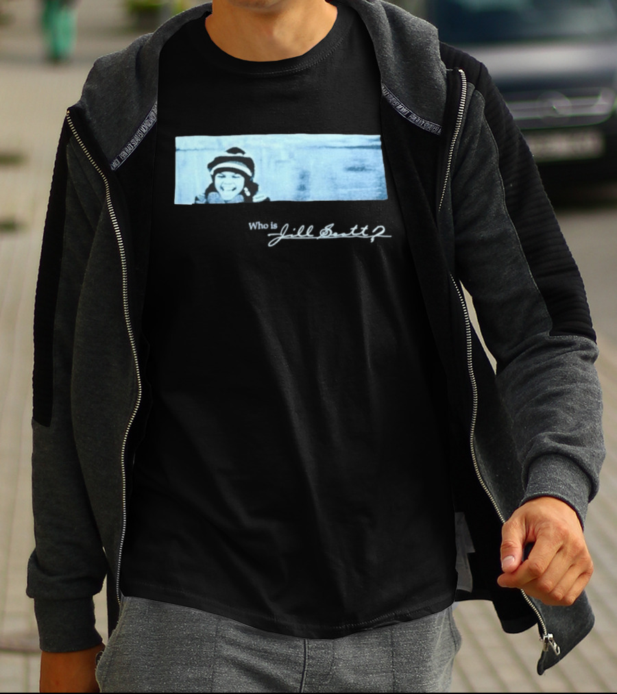 Jill Scott Smiling With Beanie And Scarf T-Shirt