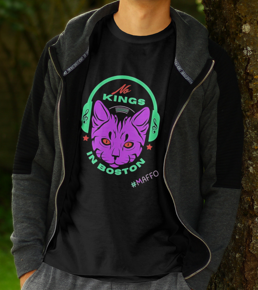 No Kings In Boston Cat With Headphones #Maffo T-Shirt