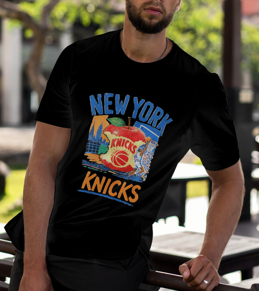 Mitchell & Ness New York Knicks NBA Apple Skyline Basketball Dunk Scene T-Shirt
