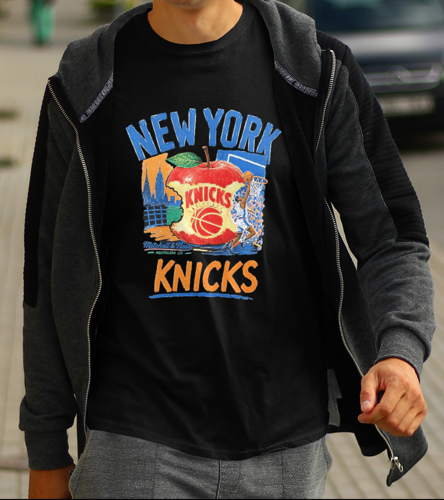 Mitchell & Ness New York Knicks NBA Apple Skyline Basketball Dunk Scene T-Shirt