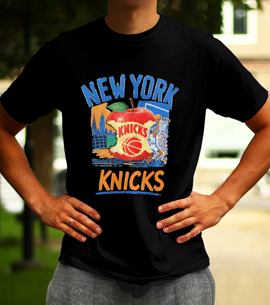 Mitchell & Ness New York Knicks NBA Apple Skyline Basketball Dunk Scene T-Shirt