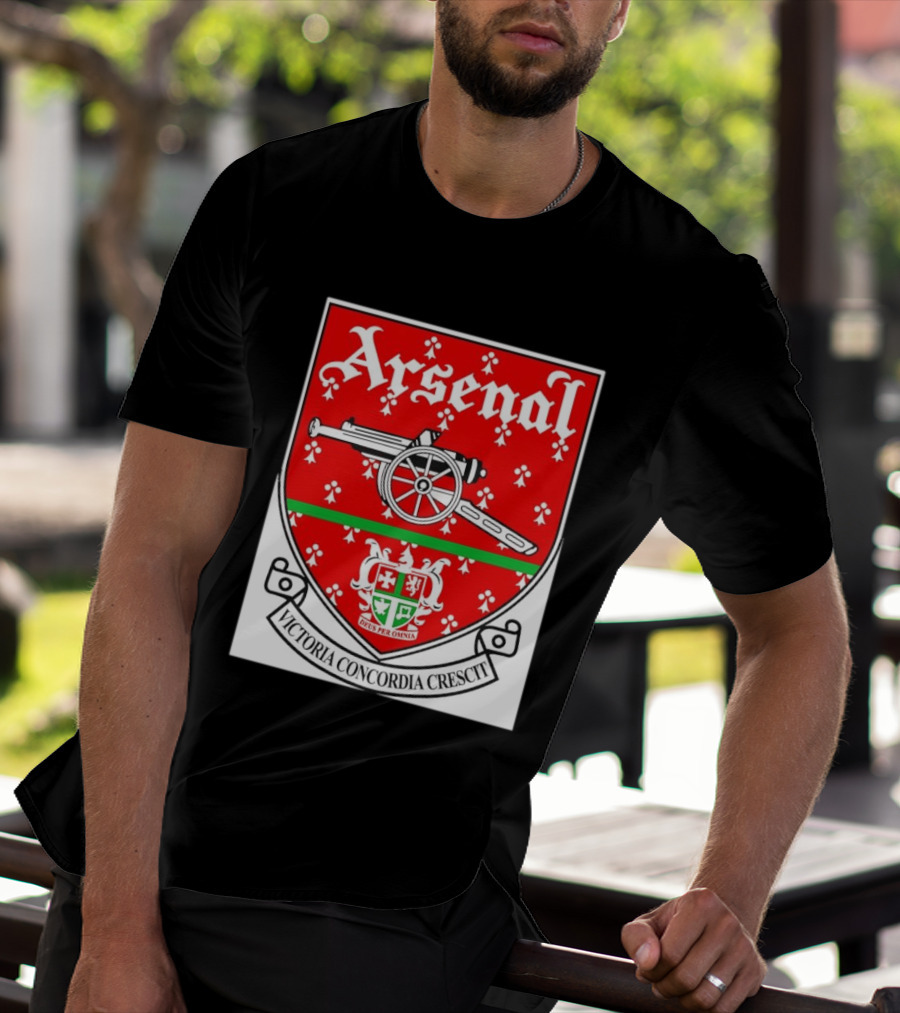 Arsenal FC Victoria Concordia Crescit Deus Per Omnia Crest Featuring Classic Cannon And Shield T-Shirt