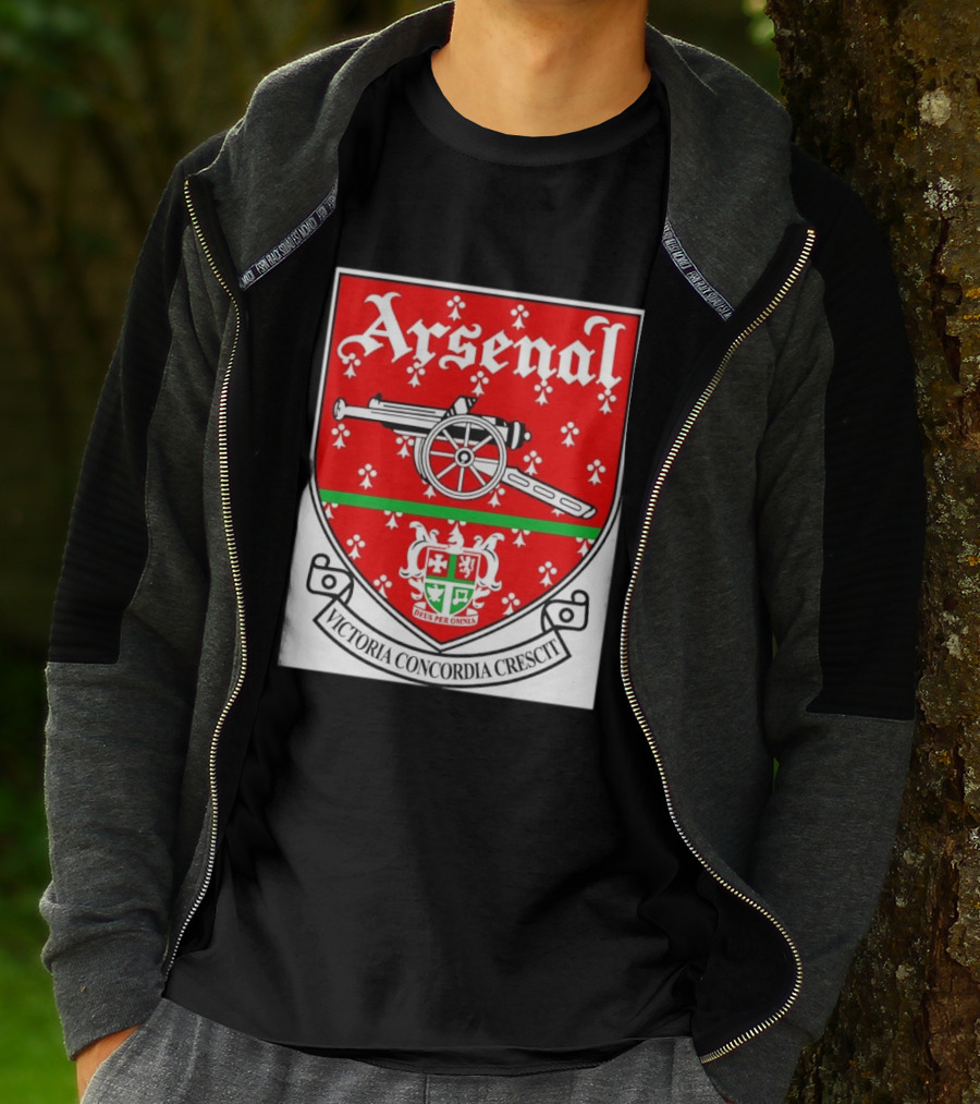 Arsenal FC Victoria Concordia Crescit Deus Per Omnia Crest Featuring Classic Cannon And Shield T-Shirt