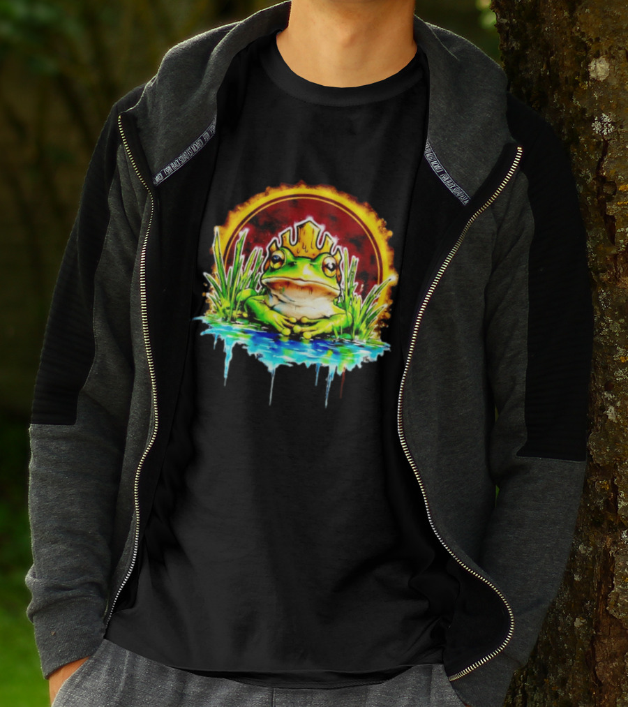 Frog King Crown Pond Nature Amphibian Wildlife Majestic Regal Water Scene T-Shirt