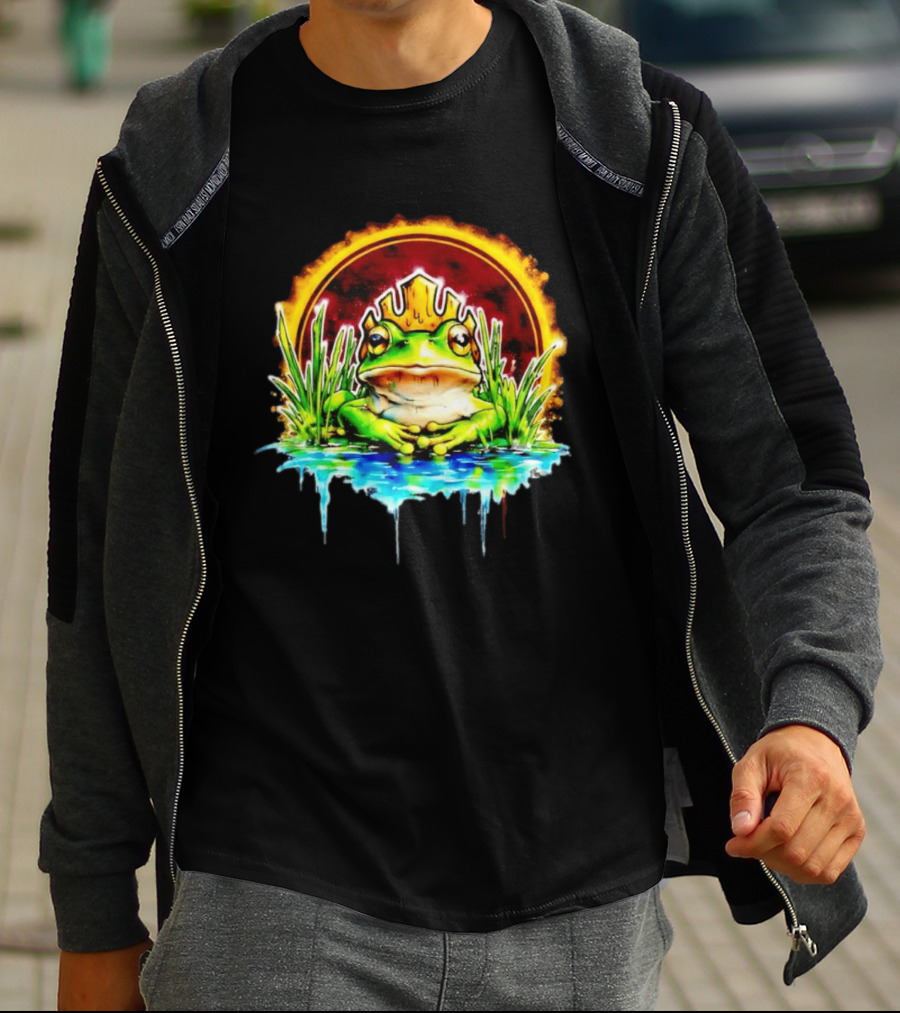 Frog King Crown Pond Nature Amphibian Wildlife Majestic Regal Water Scene T-Shirt