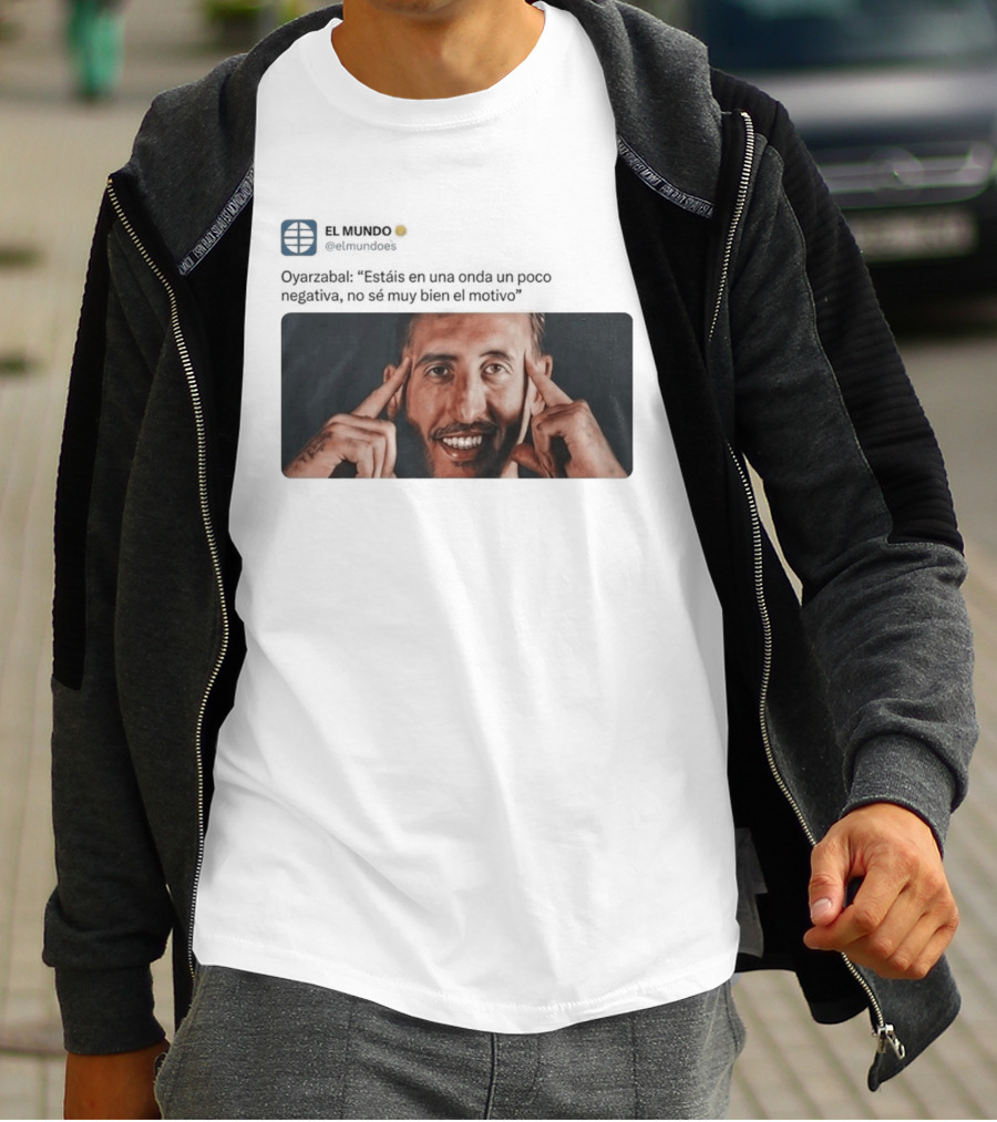 El Mundo Oyarzabal Estais En Una Onda Un Poco Negativa Sonriente Hombre T-Shirt
