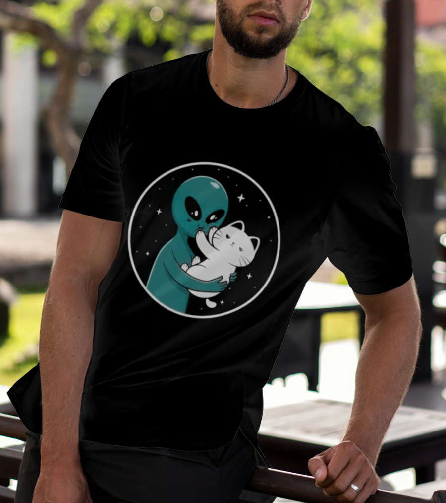 Even Aliens Love Cats Space Alien Embracing Kitty T-Shirt