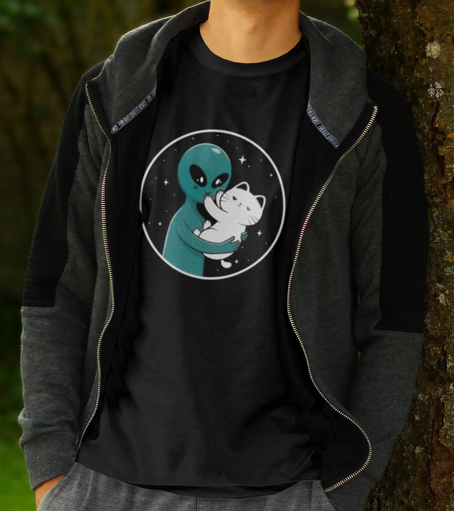 Even Aliens Love Cats Space Alien Embracing Kitty T-Shirt