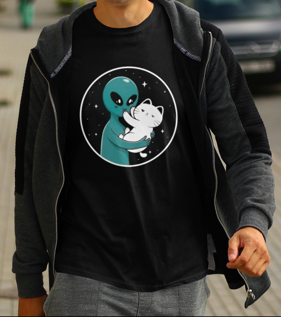 Even Aliens Love Cats Space Alien Embracing Kitty T-Shirt