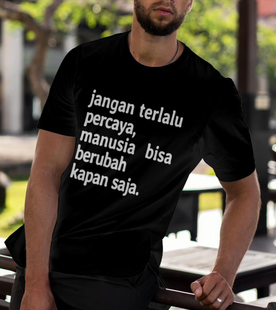 Jangan Terlalu Percaya Manusia Bisa Berubah Kapan Saja Bold Motivational T-Shirt