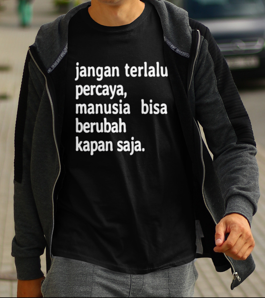 Jangan Terlalu Percaya Manusia Bisa Berubah Kapan Saja Bold Motivational T-Shirt