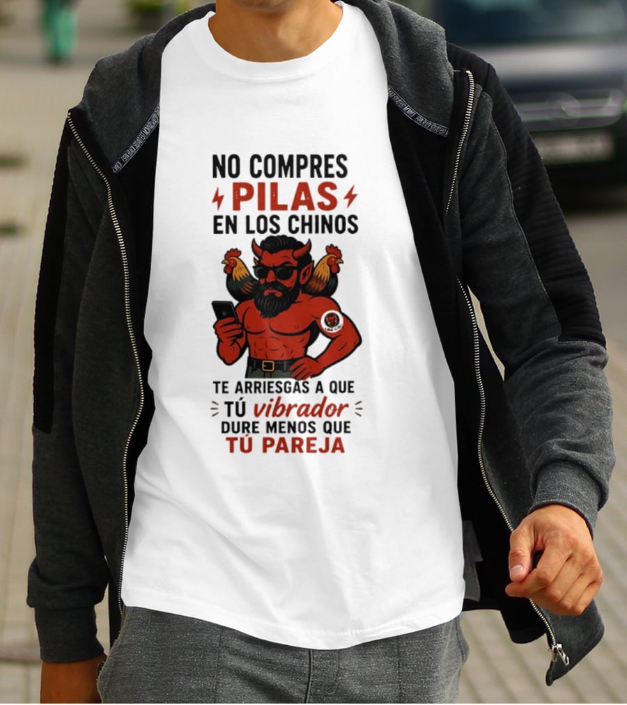 No Compres Pilas En Los Chinos Te Arriesgas A Que Tu Vibrador Dure Menos Que Tu Pareja Demonio Rojo Con Gallos Vibrador Humorístico T-Shirt