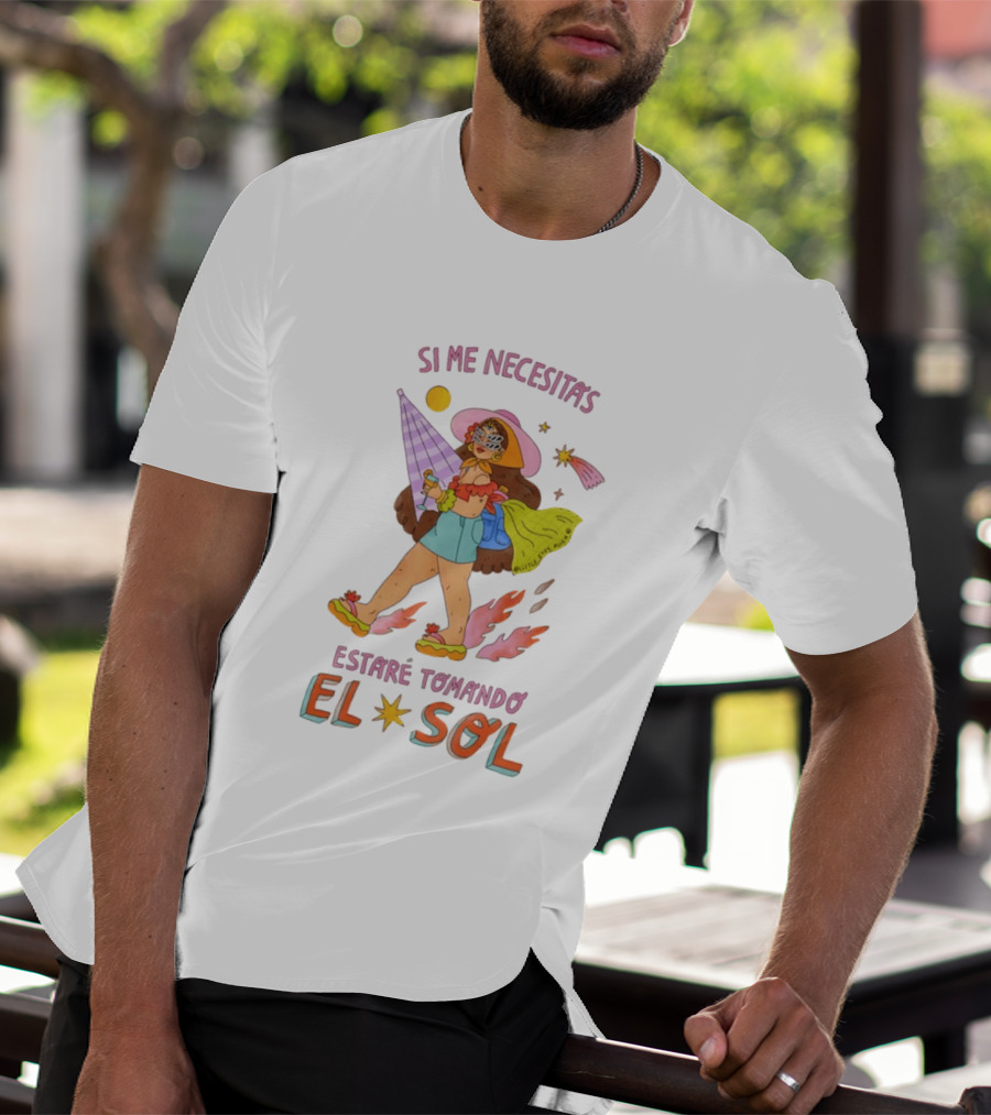 Si Me Necesitas Estaré Tomando El Sol Mujer Con Sombrero De Verano Y Cóctel Retro Vacaciones T-Shirt