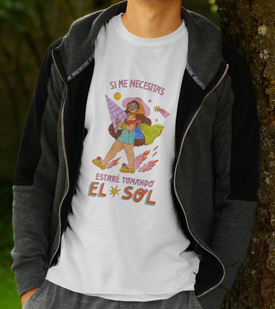 Si Me Necesitas Estaré Tomando El Sol Mujer Con Sombrero De Verano Y Cóctel Retro Vacaciones T-Shirt