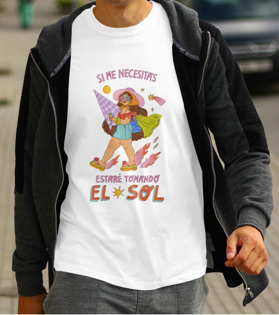 Si Me Necesitas Estaré Tomando El Sol Mujer Con Sombrero De Verano Y Cóctel Retro Vacaciones T-Shirt