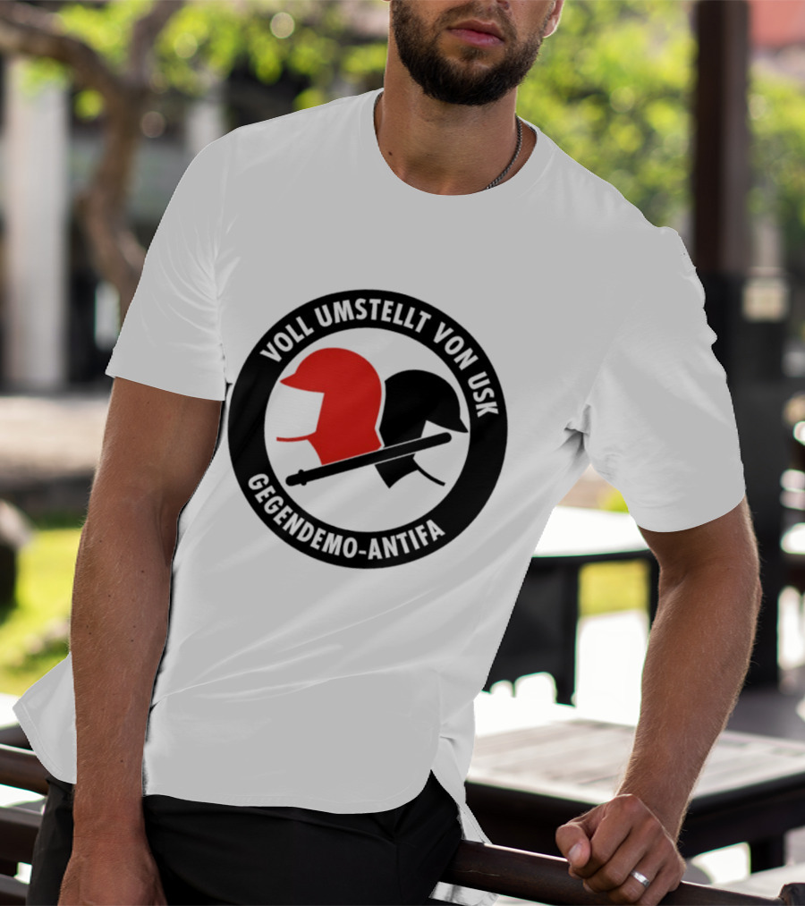Voll Umstellt Von USK Gegendemo Antifa Helmet T-Shirt
