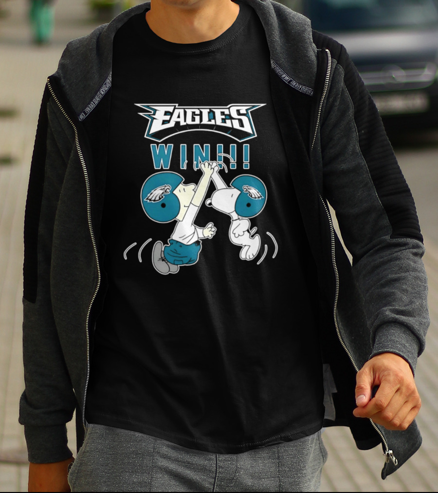 Philadelphia Eagles Win Peanuts Snoopy And Charlie Brown High Five T-Shirt