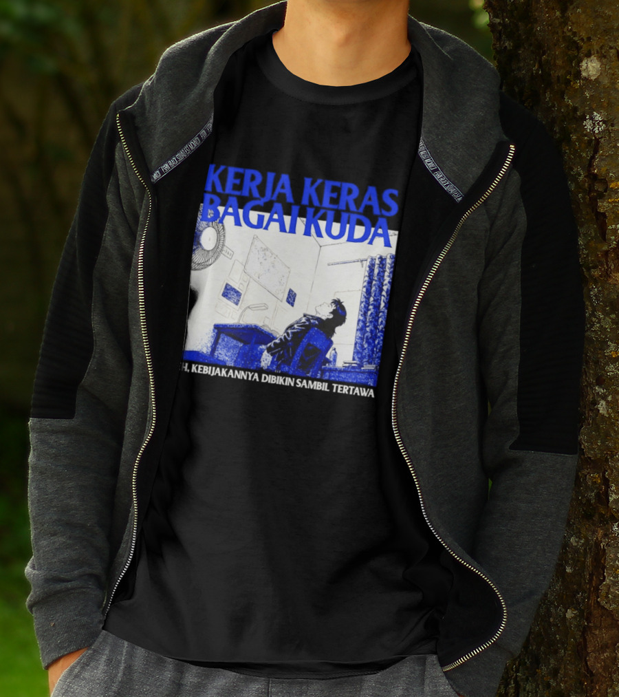 Kerja Keras Bagai Kuda Eh Kebijakannya Dibikin Sambil Tertawa Komik Pria Duduk Meja Dan Layar T-Shirt
