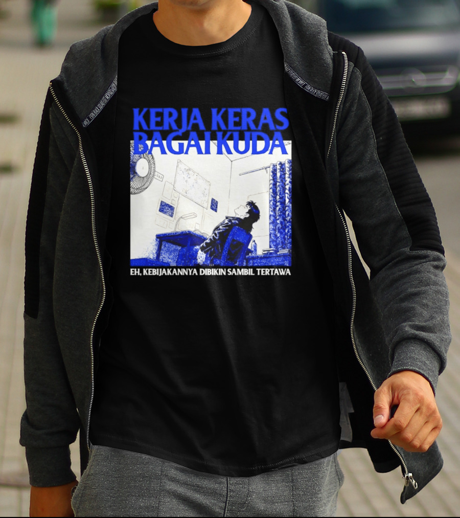 Kerja Keras Bagai Kuda Eh Kebijakannya Dibikin Sambil Tertawa Komik Pria Duduk Meja Dan Layar T-Shirt