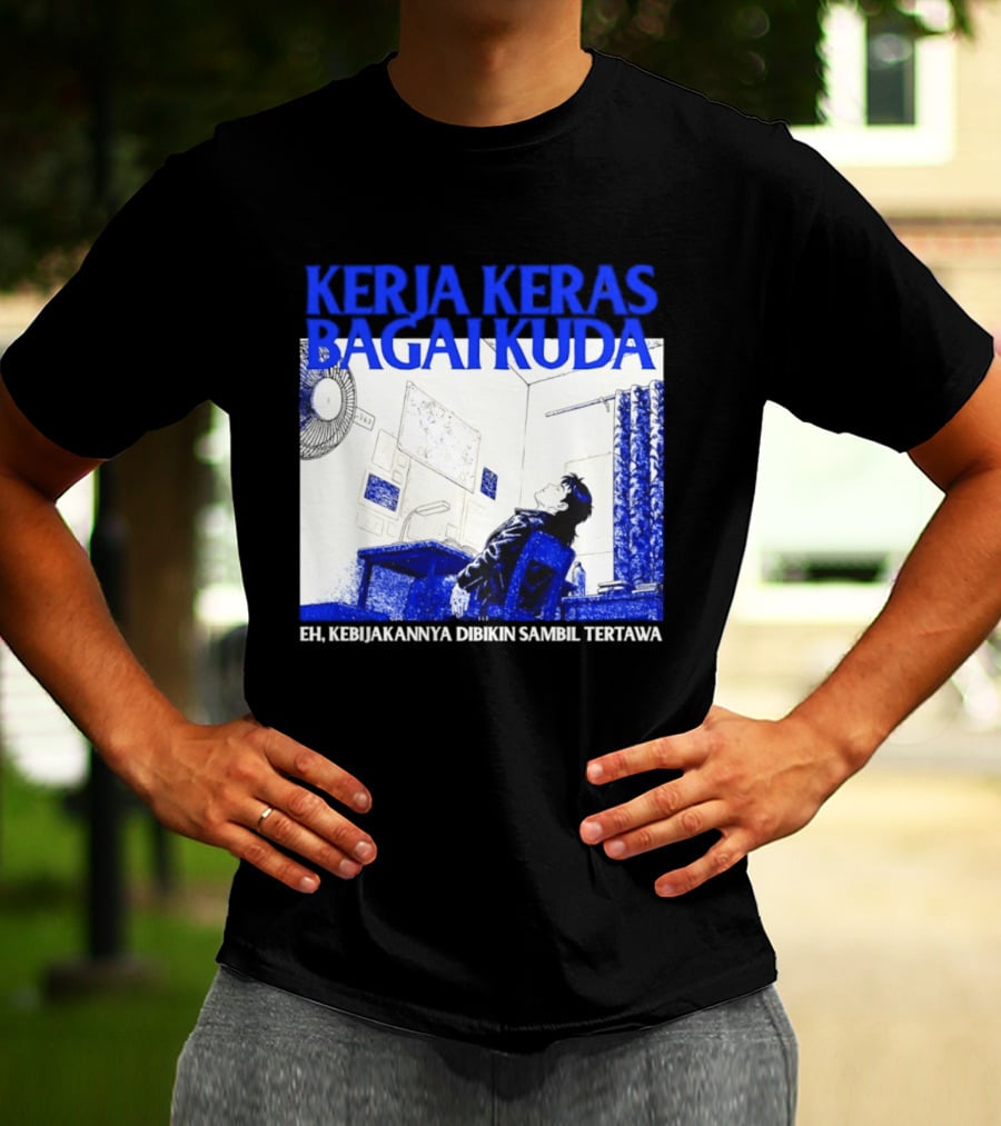 Kerja Keras Bagai Kuda Eh Kebijakannya Dibikin Sambil Tertawa Komik Pria Duduk Meja Dan Layar T-Shirt