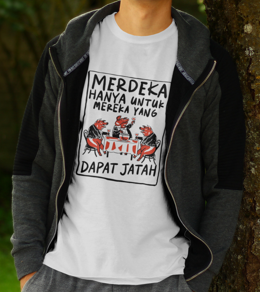 Merdeka Hanya Untuk Mereka Yang Dapat Jatah Empat Babi Berpesta Di Meja Makan T-Shirt