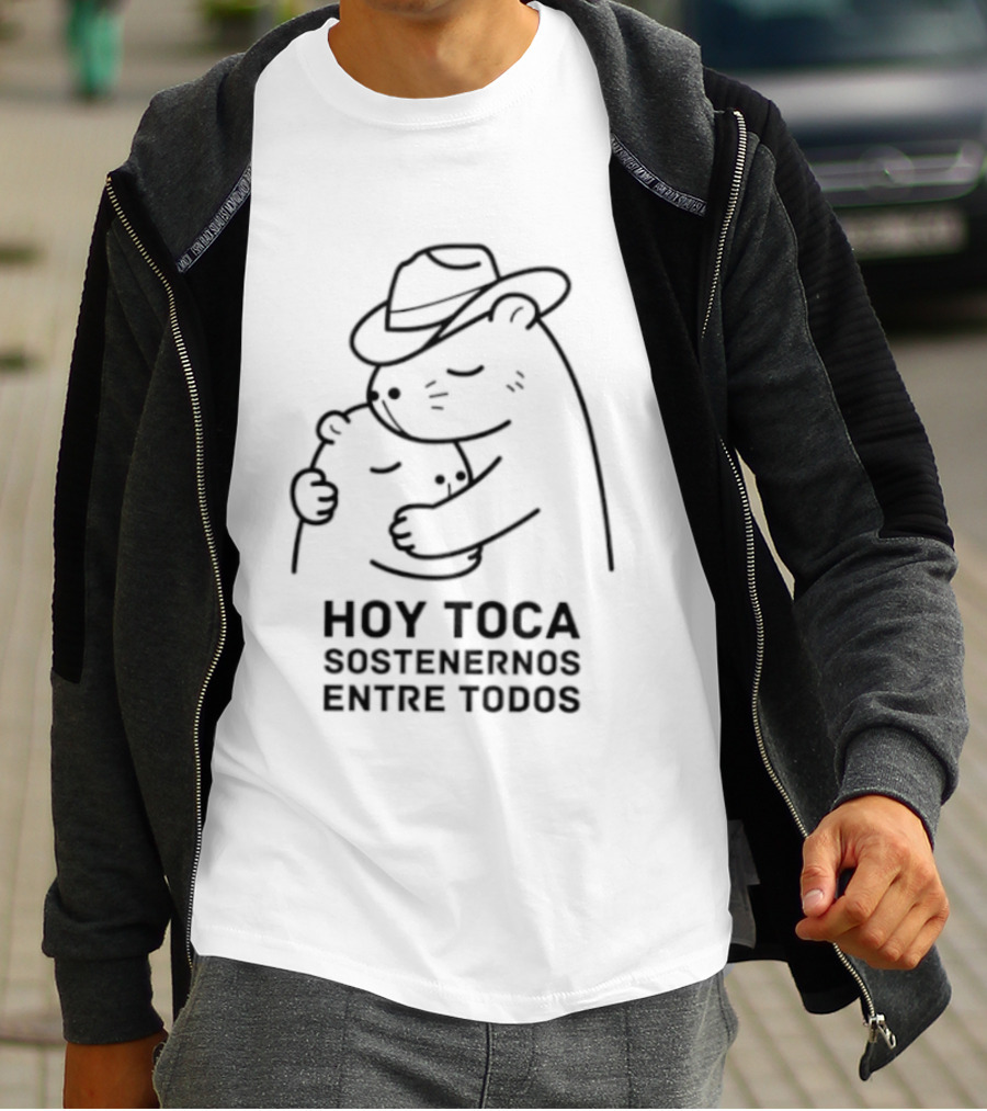 Hoy Toca Sostenernos Entre Todos Bear Hug T-Shirt