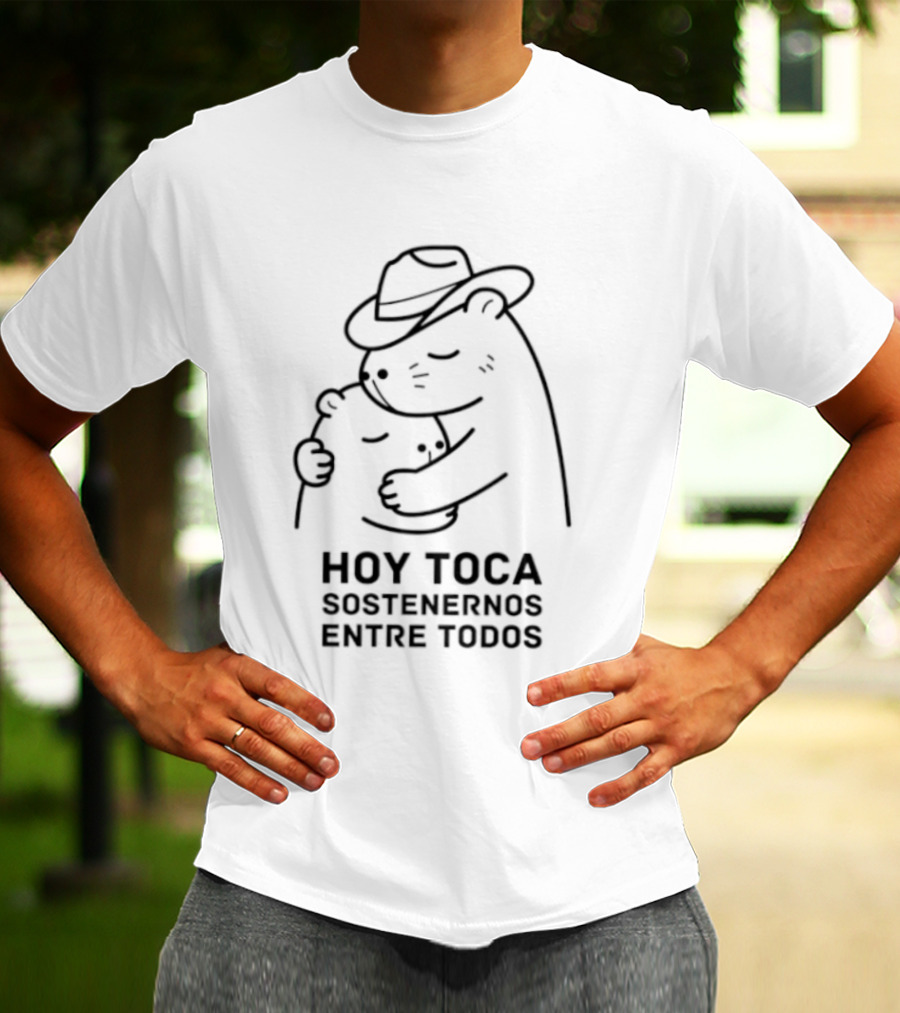 Hoy Toca Sostenernos Entre Todos Bear Hug T-Shirt