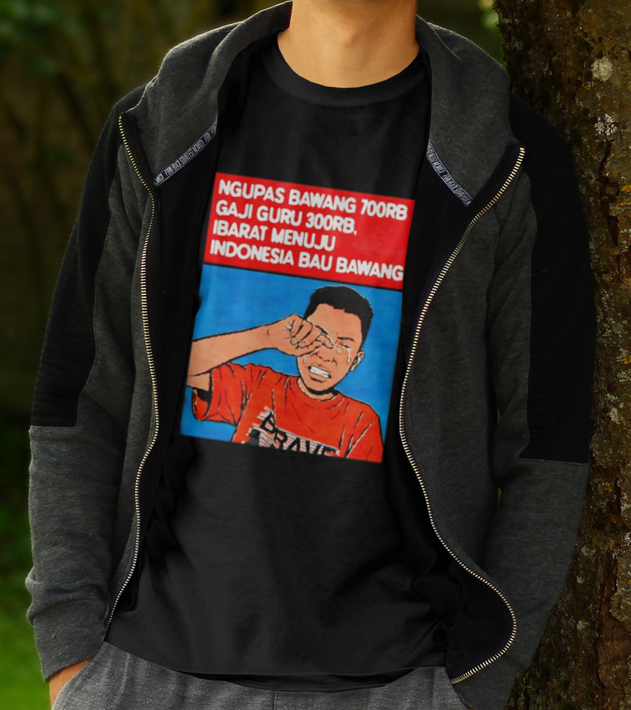 Ngupas Bawang 700rb Gaji Guru 300rb Ibarat Menuju Indonesia Bau Bawang T-Shirt