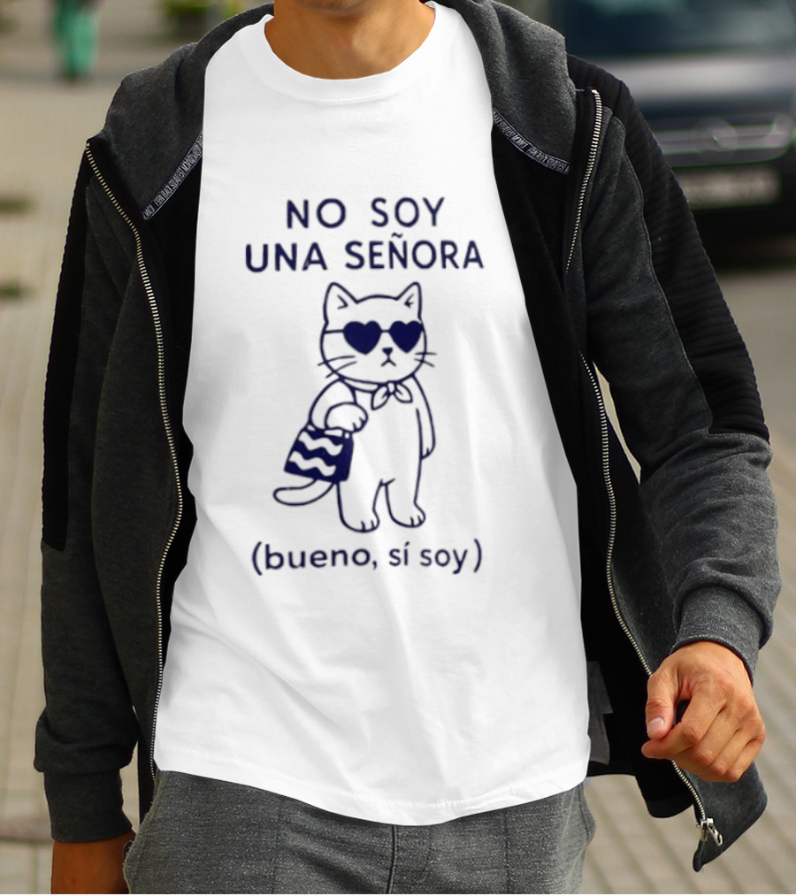 No Soy Una Señora Bueno Sí Soy Cat With Sunglasses And Bag T-Shirt
