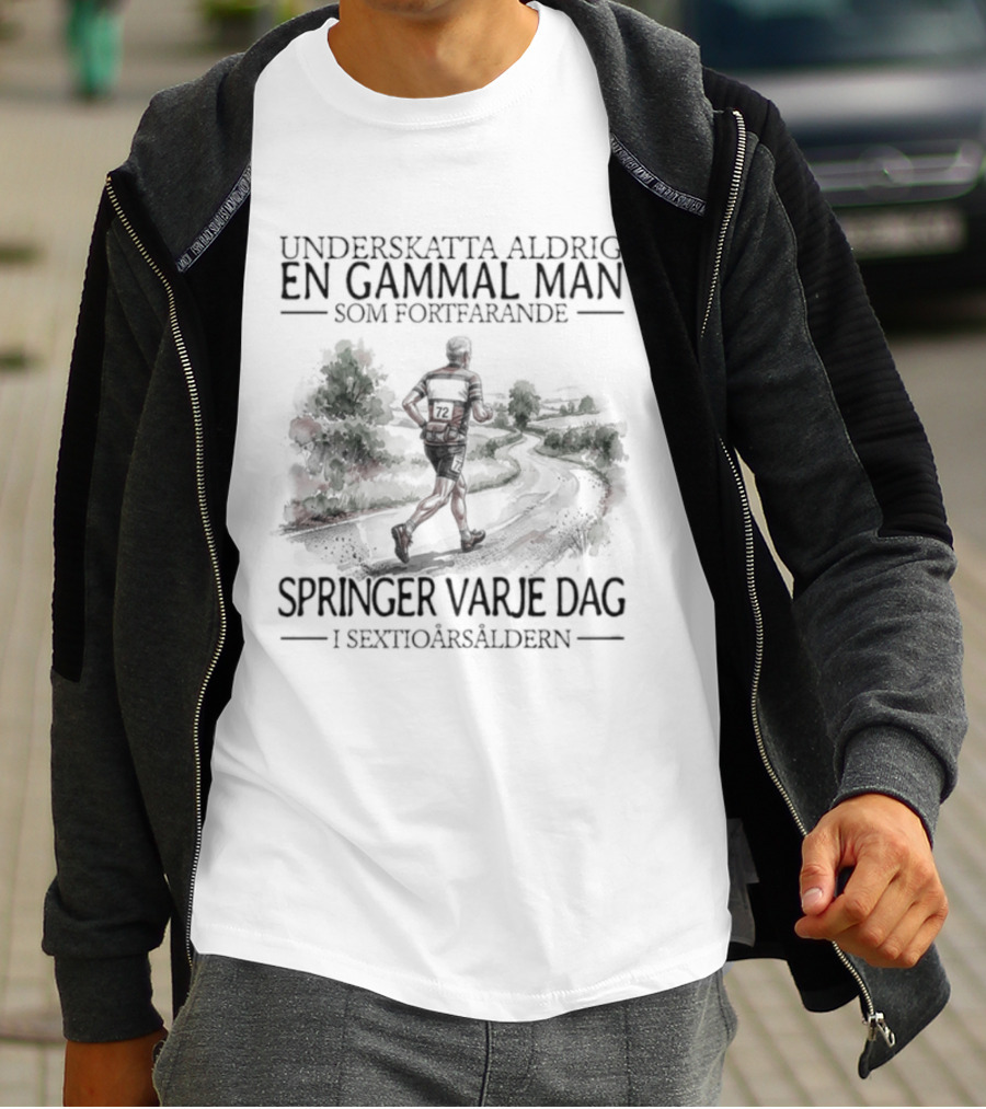 Underskatta Aldrig En Gammal Man Som Fortfarande Springer Varje Dag I Sextioårsåldern T-Shirt
