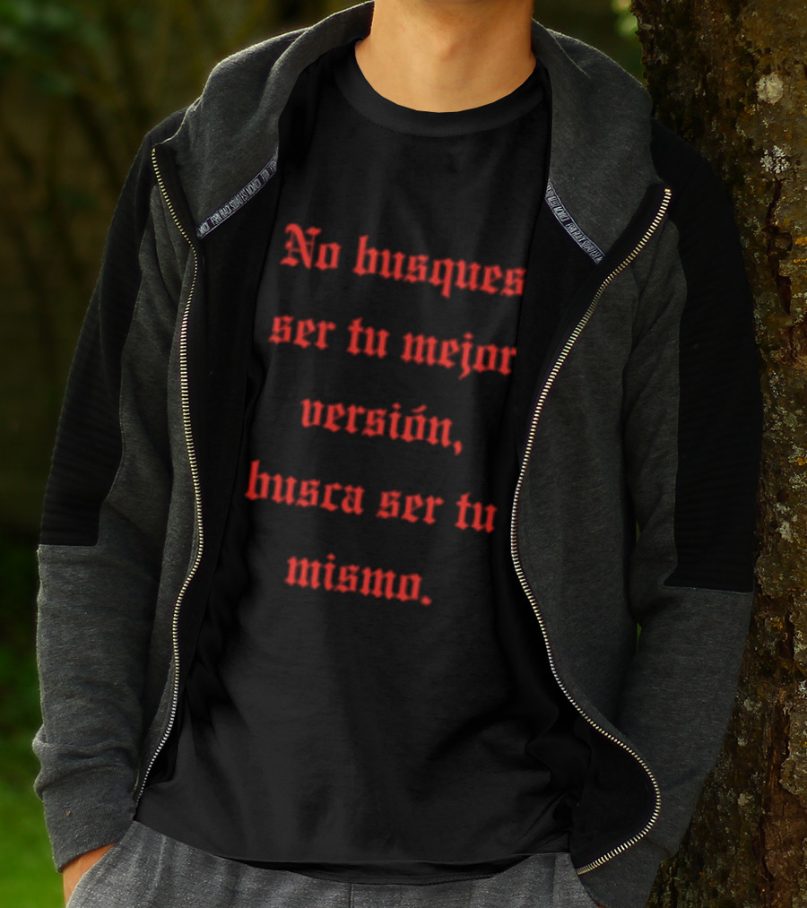 No Busques Ser Tu Mejor Versión Busca Ser Tu Mismo Frase Motivacional Texto Rojo Estilo Gótico T-Shirt