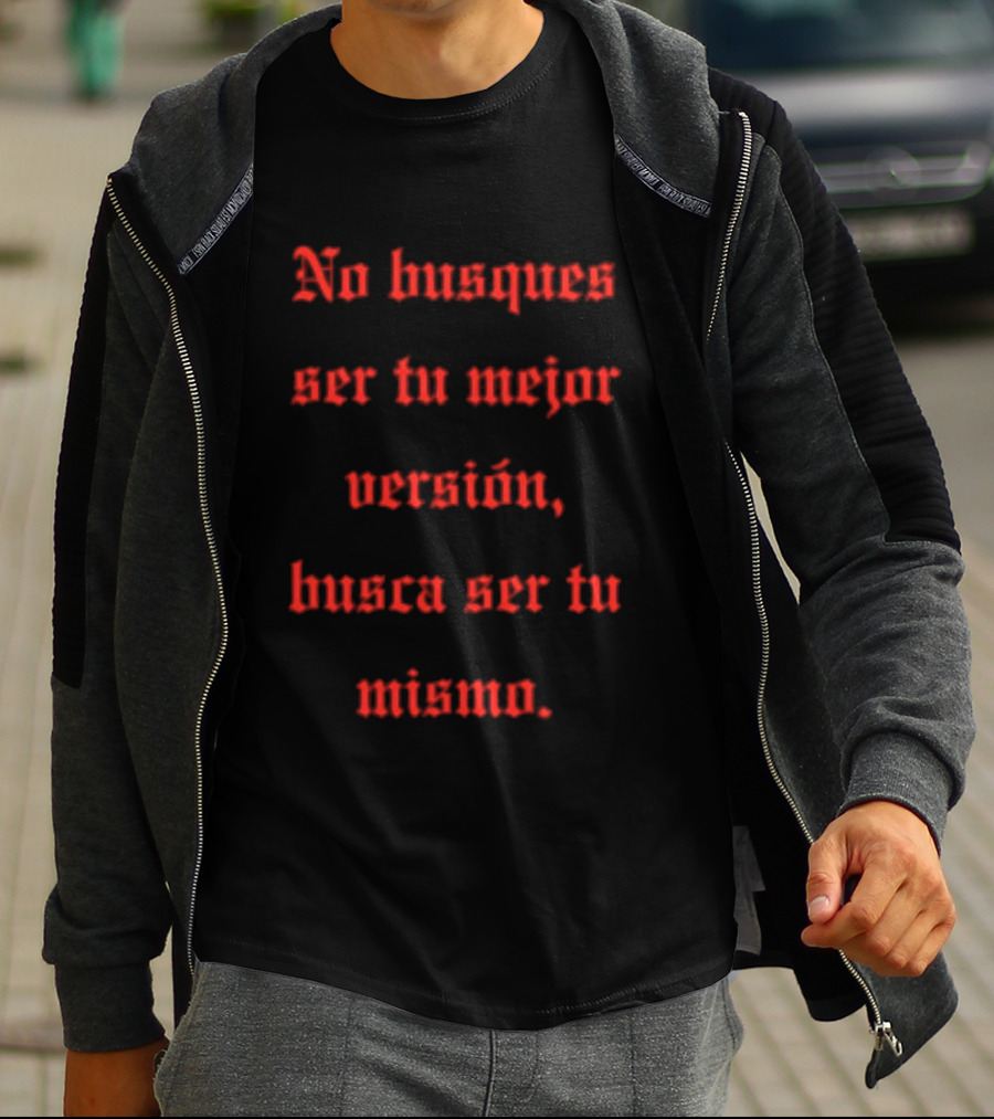 No Busques Ser Tu Mejor Versión Busca Ser Tu Mismo Frase Motivacional Texto Rojo Estilo Gótico T-Shirt