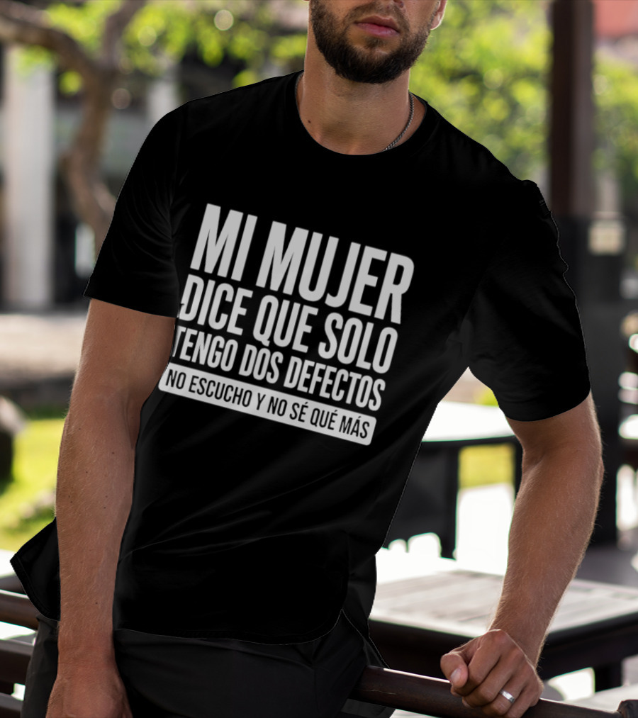 Mi Mujer Dice Que Solo Tengo Dos Defectos No Escucho Y No Se Que Mas Hilarious Spanish Husband Joke T-Shirt