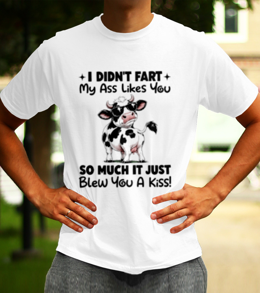 I Didn't Fart My Ass Likes You So Much It Just Blew You A Kiss Cow Cartoon Humorous T-Shirt