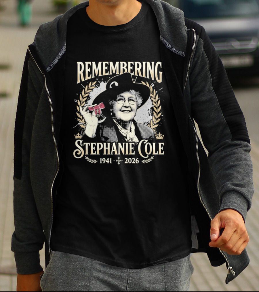Remembering Stephanie Cole 1941 2026 Red Bow Laurel Wreath T-Shirt